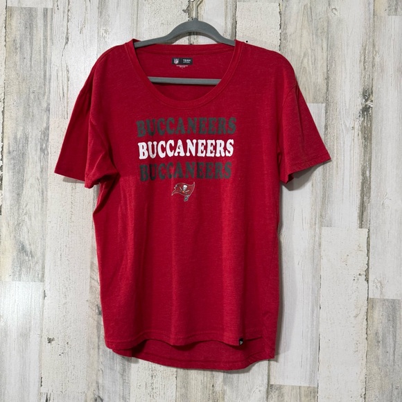 Tampa Bay Buccaneers NFL Women’s Short Sleeve Tee Cutout - Picture 2 of 9